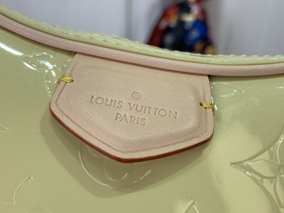 最高級ルイヴィトンスーパーコピー ルイヴィトンバッグコピー 新作 LV リミックス クロワッサン シック、イエロー M24021 エンボス加工を施したモノグラム・ヴェルニ レザー ゴールド金具 - 画像 (6)