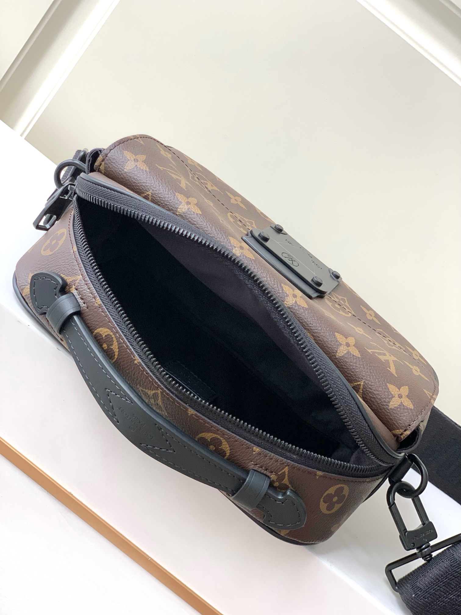 最高級ルイヴィトンスーパーコピー ルイヴィトンバッグコピー Sロック・メッセンジャー ダークブラウン M45806 モノグラム・キャンバス ブラック金具 - 画像 (3)