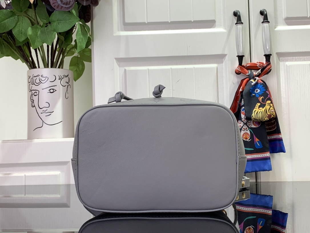 ルイヴィトン ホーボーバッグ 新作 Louis Vuitton ネオノエ BB 2024秋冬新作 トリアノン グレー M12749 カーフレザー ゴールド金具 - 画像 (7)