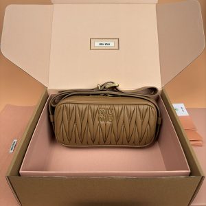 御殿場アウトレット miumiu 値段
