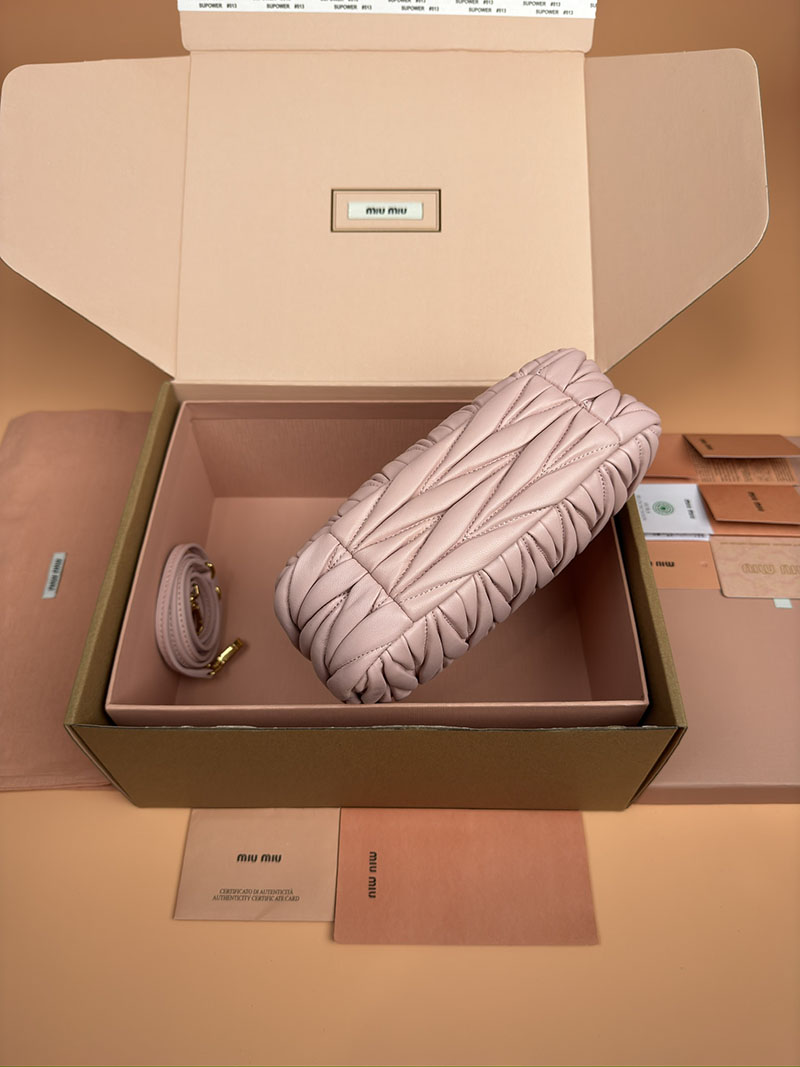 MiuMiu ワンダー マテラッセレザー ホーボーバッグ ピンク 5BC125_AN88_F0E18_V_OOY ゴールド金具 ミュウミュウ バッグ 人気 - 画像 (5)