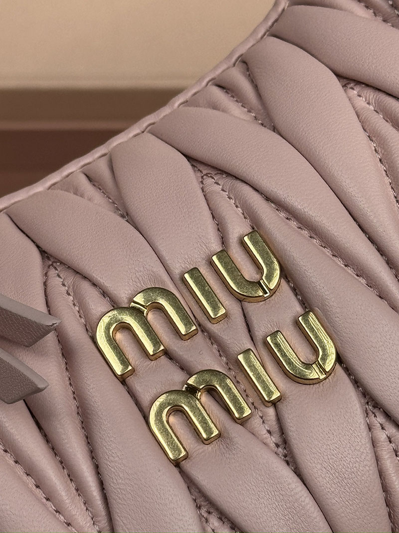 MiuMiu ワンダー マテラッセレザー ホーボーバッグ ピンク 5BC125_AN88_F0E18_V_OOY ゴールド金具 ミュウミュウ バッグ 人気 - 画像 (4)