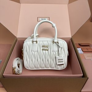 ミュウミュウ バッグ 人気