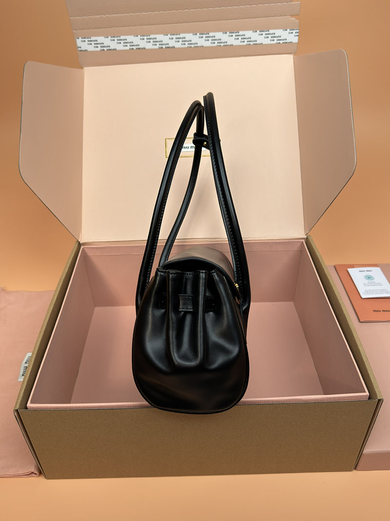 MiuMiu レザー ショルダーバッグ ブラック 5BD265_2CRM_F0002_V_OOO ゴールド金具 ホーボーバッグ レディース - 画像 (9)