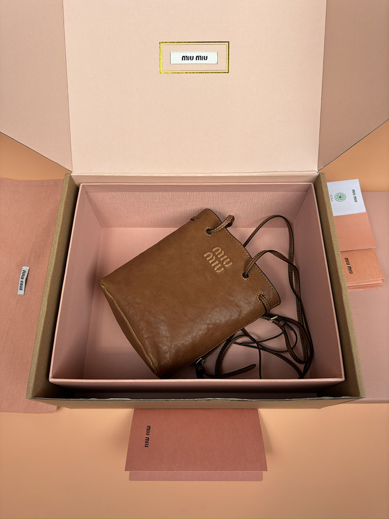 MiuMiu ナッパレザー ミニバッグ ブラウン 5NF460_EFX_F0316 ゴールド金具 これから 流行るバッグ - 画像 (2)