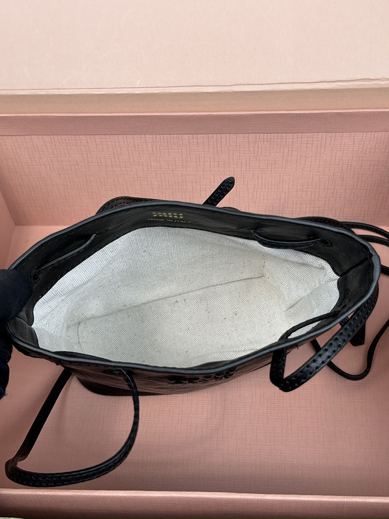 MiuMiu ナッパレザー ミニバッグ ブラック 5NF460_EFX_F0002 ゴールド金具 これから 流行るバッグ - 画像 (4)