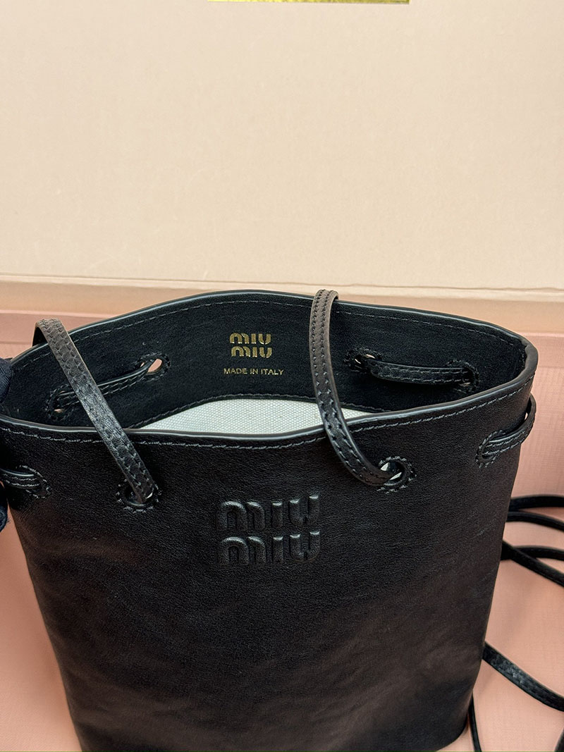 MiuMiu ナッパレザー ミニバッグ ブラック 5NF460_EFX_F0002 ゴールド金具 これから 流行るバッグ - 画像 (3)