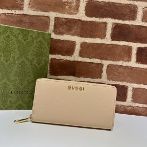 グッチ 財布 持ってる 女
