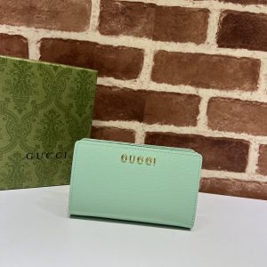 グッチ 財布 持ってる 女