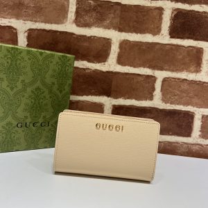 グッチ 財布 持ってる 女
