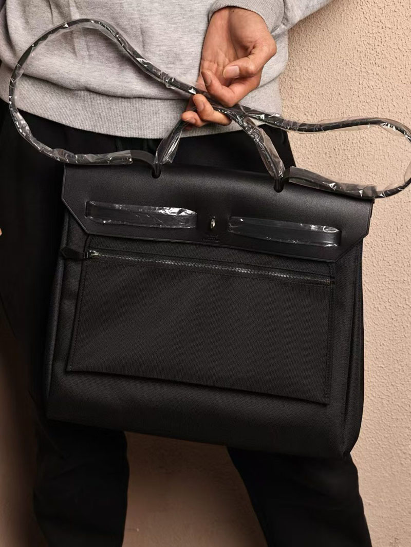 エルメス HERMES エールバッグ ジップ メッセンジャー 39 黒 ブラック トワルミリタリー/ヴァッシュハンター シルバー金具 2412887 - 画像 (8)