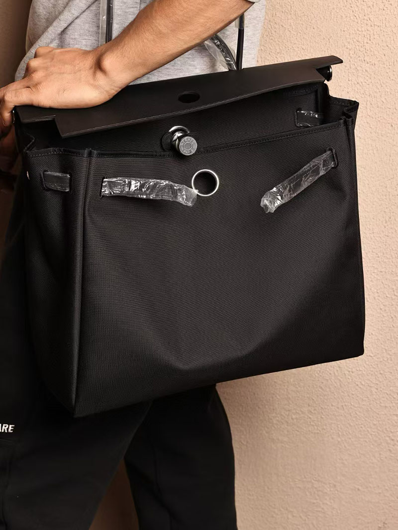 エルメス HERMES エールバッグ ジップ メッセンジャー 39 黒 ブラック トワルミリタリー/ヴァッシュハンター シルバー金具 2412887 - 画像 (4)