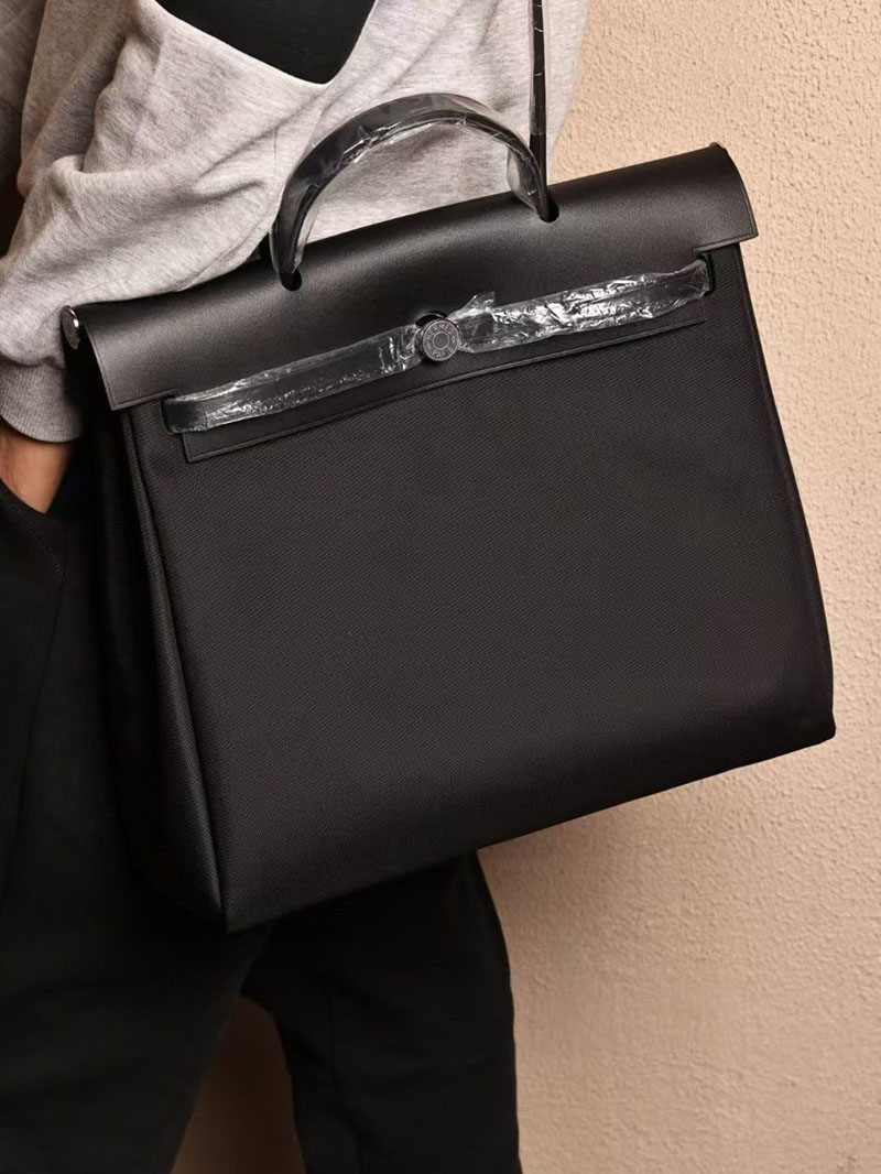 エルメス HERMES エールバッグ ジップ メッセンジャー 39 黒 ブラック トワルミリタリー/ヴァッシュハンター シルバー金具 2412887 - 画像 (2)
