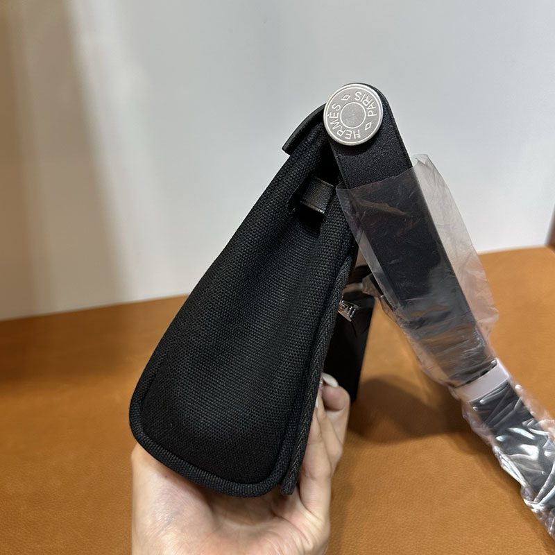 エルメス バッグ値段 HERMES エールバッグジップ ミニ 黒 ブラック トワルアッシュ シルバー金具 2521245 エルメス エールバッグ 定価 - 画像 (12)