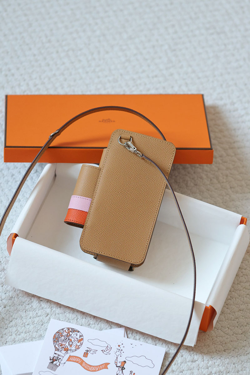 並行輸入品 HERMES エルメスウェイ スマートフォンケース リップケース付 ビスキュイ/モーヴシルベストル/フュー ゴールド金具 2521329 エルメス スマホケース 新作 - 画像 (2)