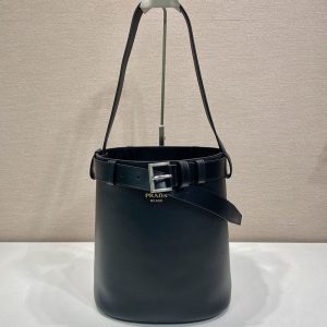 プラダ バケットバッグ コーデ