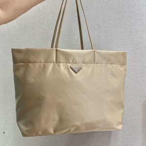 プラダ ナイロントート