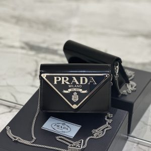 プラダ ショルダーバッグ 革