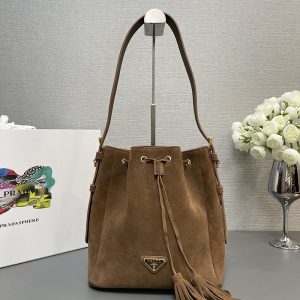プラダ バケットバッグ コーデ