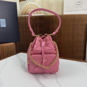 プラダ 巾着ポーチ 使い方