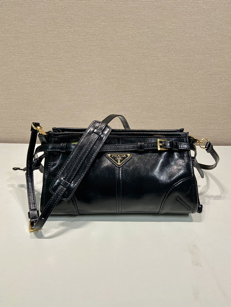 プラダ 斜めがけバッグ