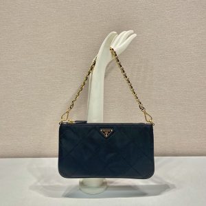 プラダ 斜めがけバッグ