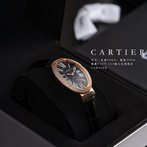 カルティエの時計をしている女性