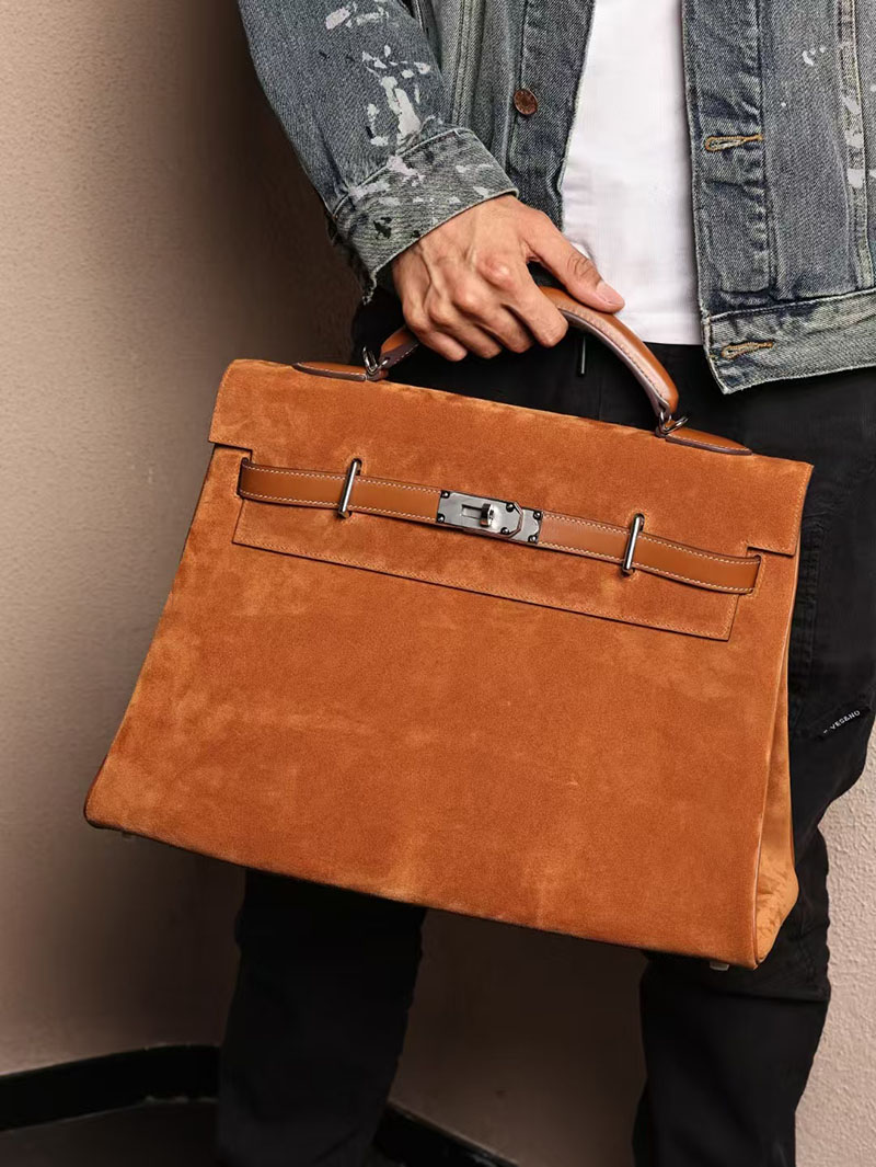 エルメス メンズバッグ 新作 HERMES マキシケリー 42cm 内縫い ゴールド スエード/スイフト シルバー金具 2524044 - 画像 (5)
