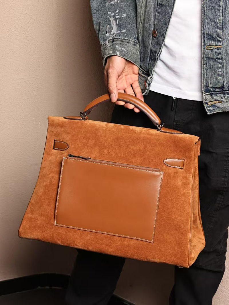 エルメス メンズバッグ 新作 HERMES マキシケリー 42cm 内縫い ゴールド スエード/スイフト シルバー金具 2524044 - 画像 (4)