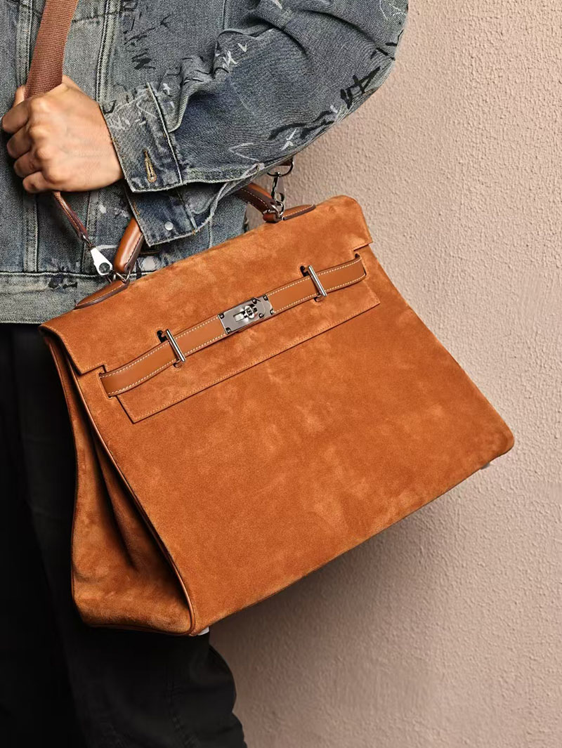 エルメス メンズバッグ 新作 HERMES マキシケリー 42cm 内縫い ゴールド スエード/スイフト シルバー金具 2524044 - 画像 (3)