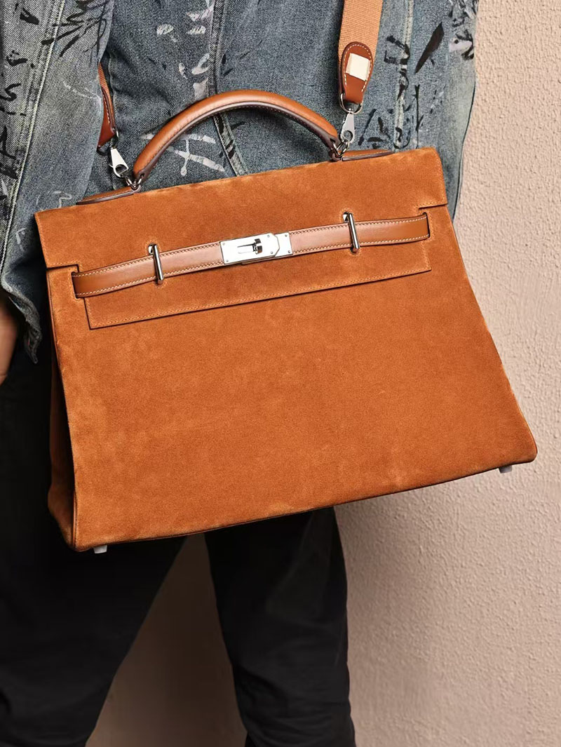 エルメス メンズバッグ 新作 HERMES マキシケリー 42cm 内縫い ゴールド スエード/スイフト シルバー金具 2524044 - 画像 (2)