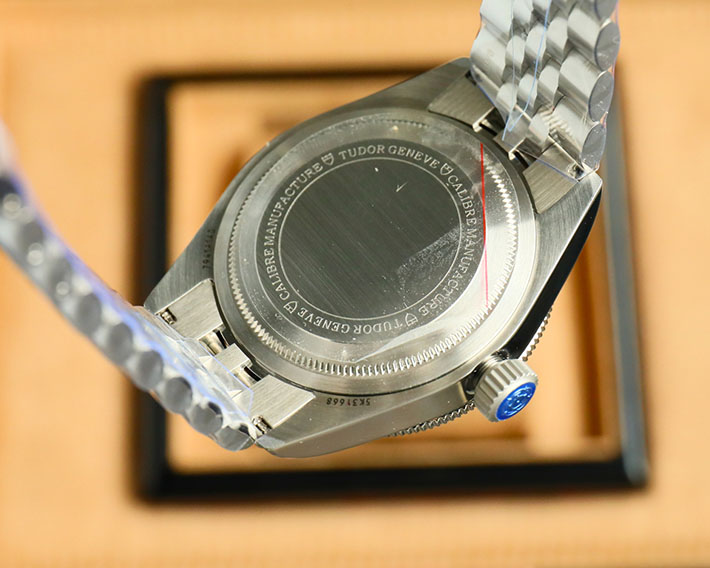 最高級チューダースーパーコピー TUDOR ブラックベイ 7941A1A0RU レッドベゼル メンズ 腕時計 ブラック オートマ 自動巻き ウォッチ - 画像 (7)