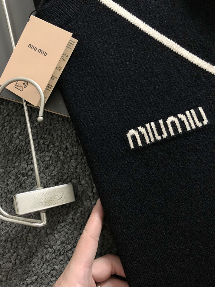 最高級MiuMiuスーパーコピー MiuMiu セーター シェリーライン クルーネック 長袖 ブラック 2524929 MiuMiu トレーナー メンズ - 画像 (11)
