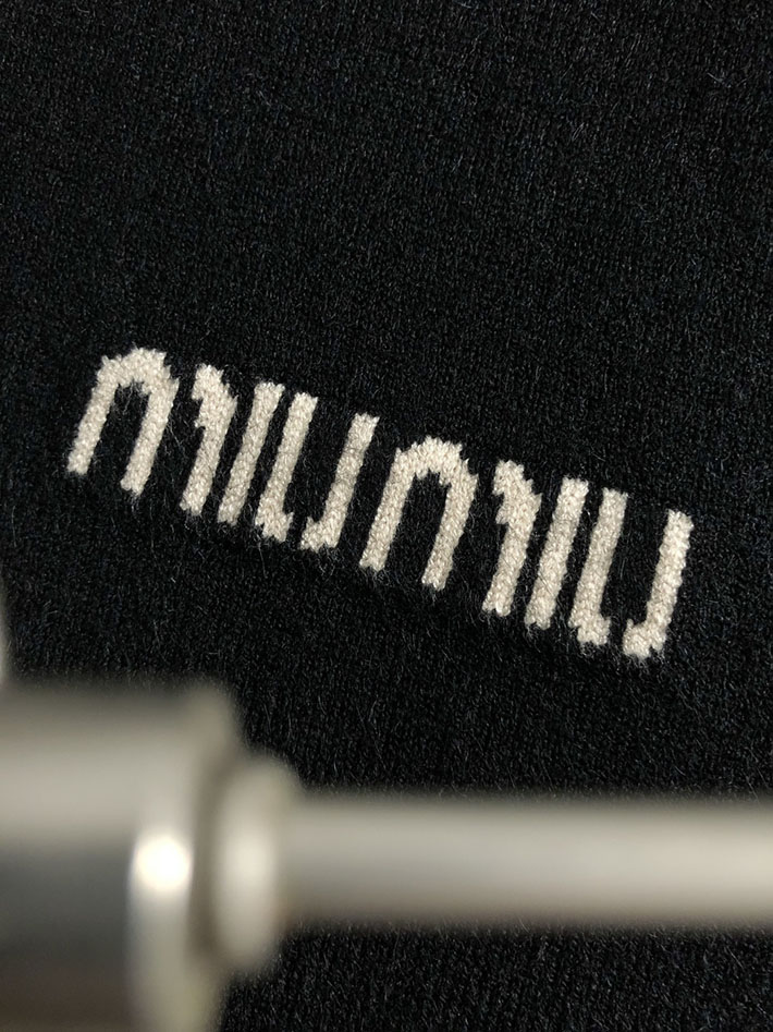 最高級MiuMiuスーパーコピー MiuMiu セーター シェリーライン クルーネック 長袖 ブラック 2524929 MiuMiu トレーナー メンズ - 画像 (6)