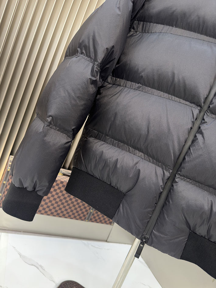 最高級モンクレールスーパーコピー Moncler 2025新作 VIOZ ダウンボンバージャケット ブラック 2525386 今年 流行りのダウンジャケット - 画像 (5)