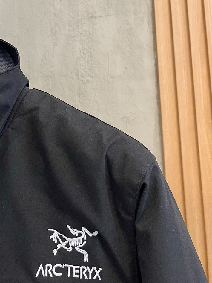 アークテリクス マウンテンパーカー ARC’TERYX アトム フーディ ナイロンジャケット ブラック/ホワイト 2525688 アークテリクス 女子 コーデ - 画像 (7)