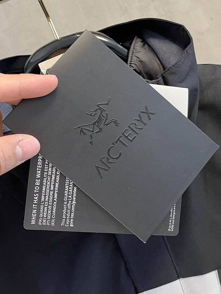 アークテリクス マウンテンパーカー ARC’TERYX アトム フーディ ナイロンジャケット ブラック/ホワイト 2525688 アークテリクス 女子 コーデ - 画像 (4)