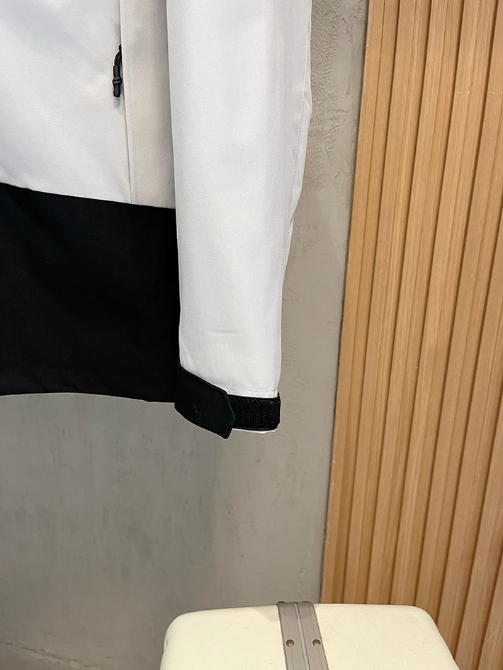 アークテリクス マウンテンパーカー ARC’TERYX アトム フーディ ナイロンジャケット ブラック/ホワイト 2525688 アークテリクス 女子 コーデ - 画像 (3)