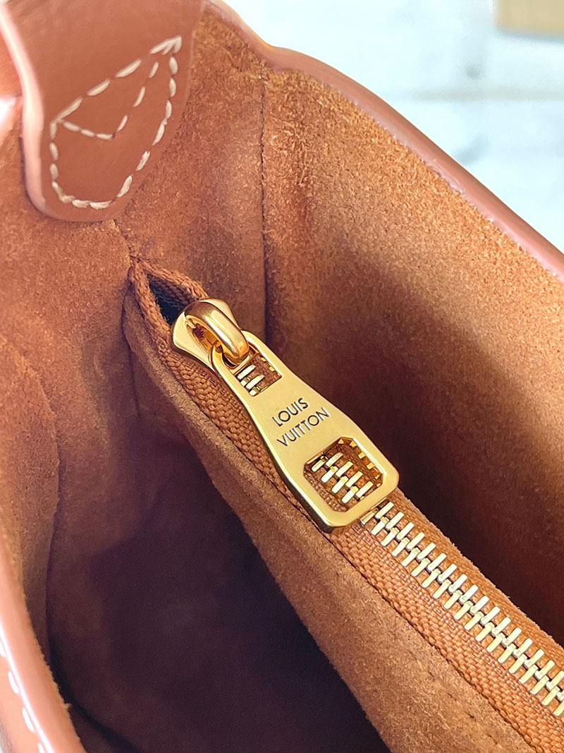 ルイヴィトン バッグ 新作 Louis Vuitton ロウキー・ショルダーバッグ コニャック M24885 ルイヴィトン ロウキー ホーボー 口コミ - 画像 (5)