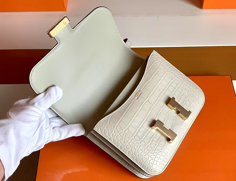 コンスタンス ミニ クロコ HERMES コンスタンス3 ミニ ベトン クロコダイル ゴールド金具 2627763 エルメス 新作バッグ - 画像 (4)