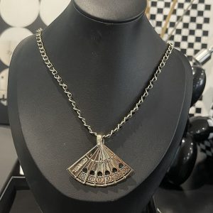 シャネル ネックレス 扇子