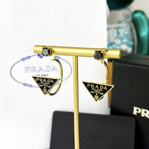 プラダ ピアス 三角