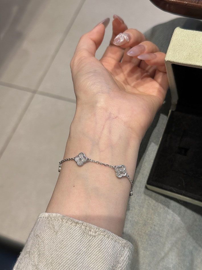 最高級ヴァンクリーフスーパーコピー VAN CLEEF & ARPELS スウィート アルハンブラ ブレスレット、6モチーフ VCARO85700 ヴァン クリーフ ブレスレット 人気 - 画像 (4)