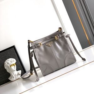 プラダ バッグ 斜 めがけ