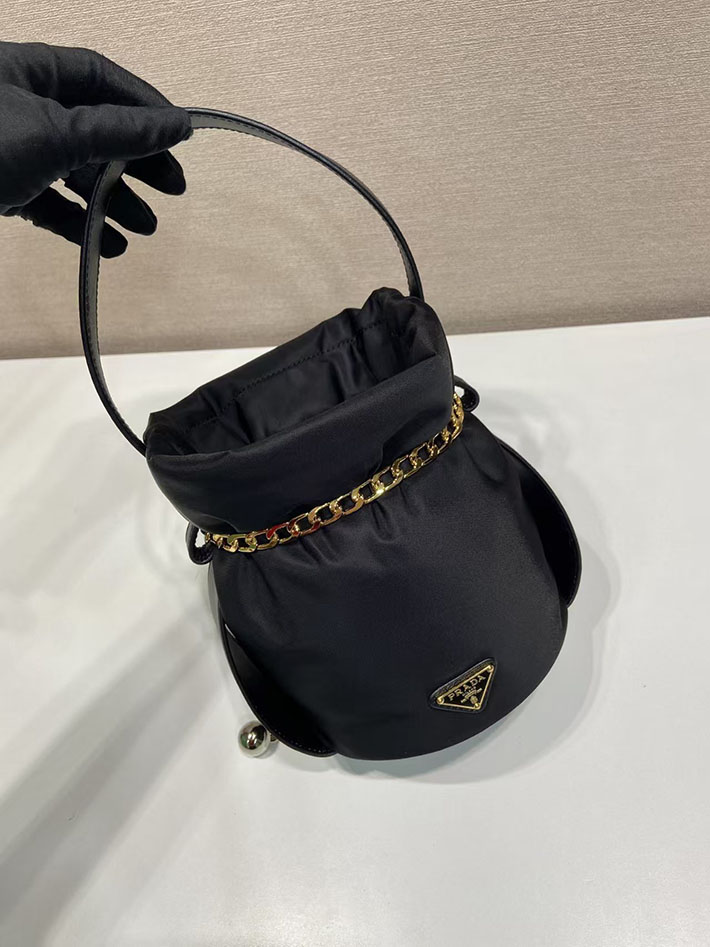 プラダ バッグ レディース PRADA プチ サック ノワール Re-Nylon xナッパレザー ミニバケットバッグ 1BE088_RUKW_F0002_V_OOO プラダ バッグ アウトレット - 画像 (9)