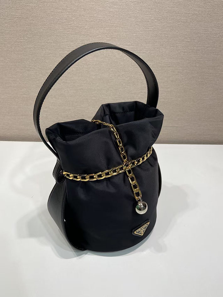 プラダ バッグ レディース PRADA プチ サック ノワール Re-Nylon xナッパレザー ミニバケットバッグ 1BE088_RUKW_F0002_V_OOO プラダ バッグ アウトレット - 画像 (8)