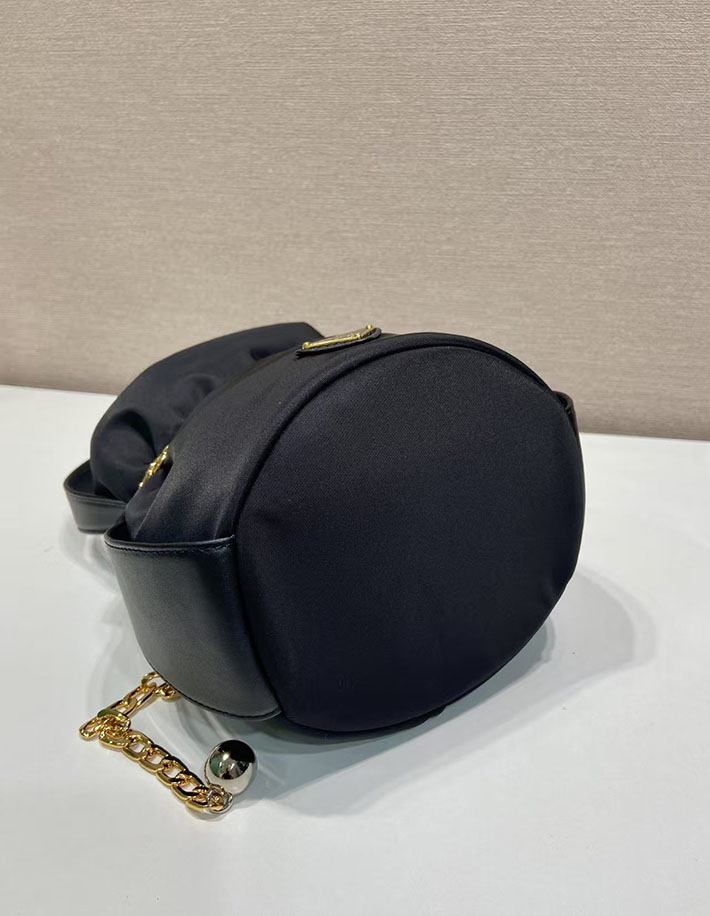 プラダ バッグ レディース PRADA プチ サック ノワール Re-Nylon xナッパレザー ミニバケットバッグ 1BE088_RUKW_F0002_V_OOO プラダ バッグ アウトレット - 画像 (5)