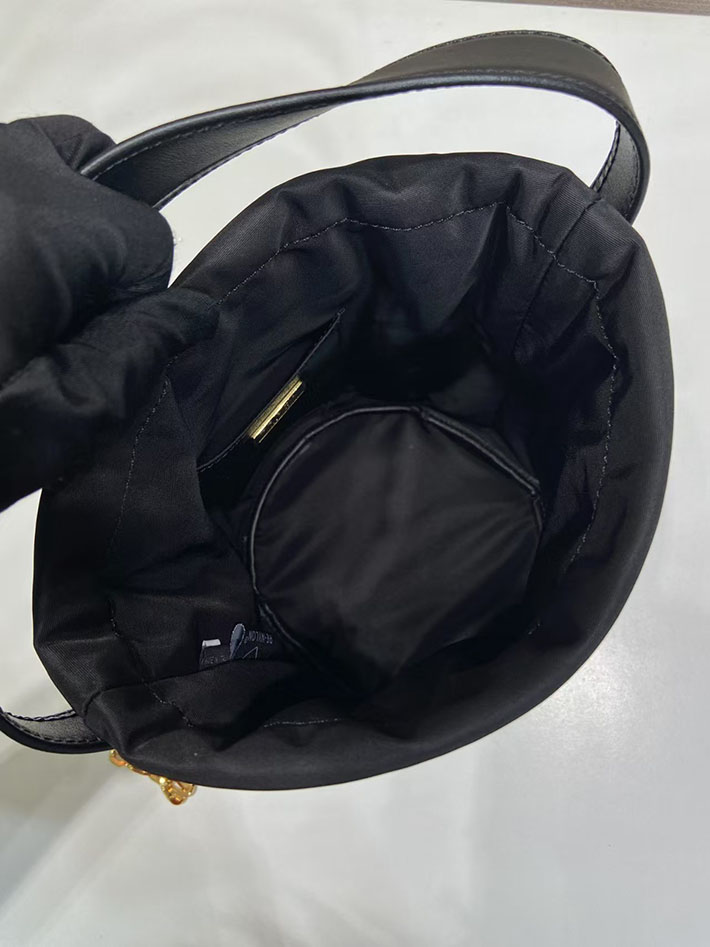 プラダ バッグ レディース PRADA プチ サック ノワール Re-Nylon xナッパレザー ミニバケットバッグ 1BE088_RUKW_F0002_V_OOO プラダ バッグ アウトレット - 画像 (3)