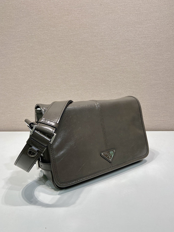 プラダ バッグ メンズ 新作 PRADA ソフトルックスレザー ショルダーバッグ グレー 2VD073_2CYR_F0JDS プラダ メンズバッグ アウトレット - 画像 (7)