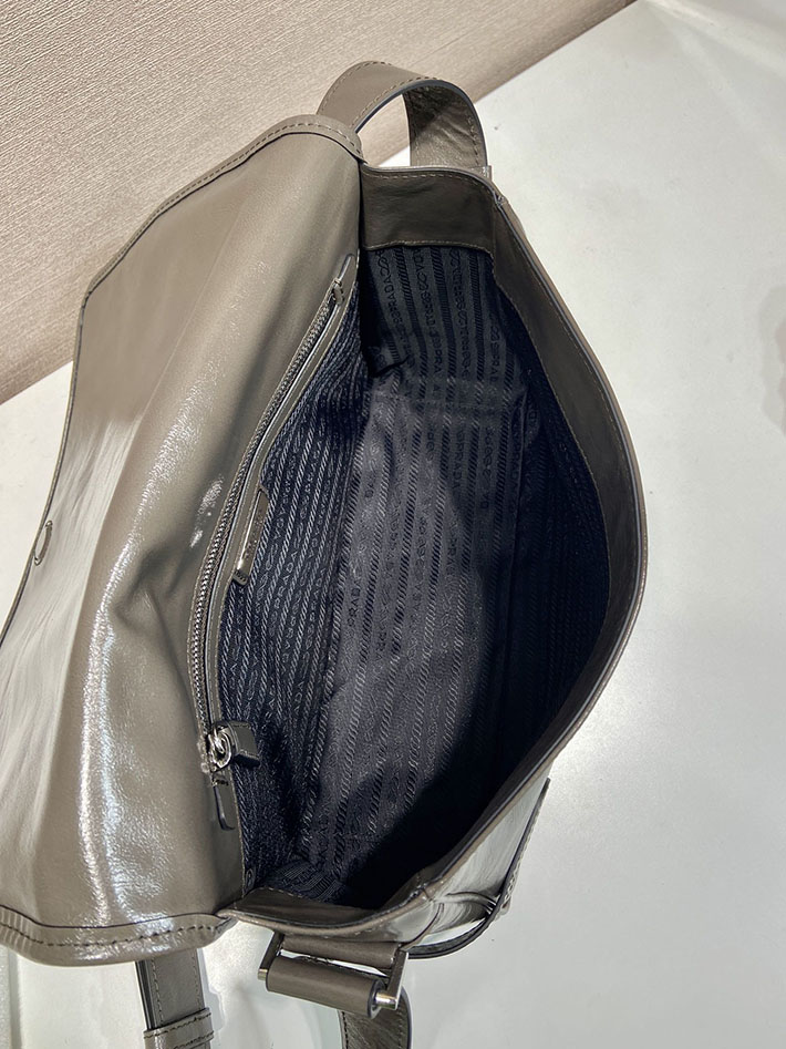 プラダ バッグ メンズ 新作 PRADA ソフトルックスレザー ショルダーバッグ グレー 2VD073_2CYR_F0JDS プラダ メンズバッグ アウトレット - 画像 (2)